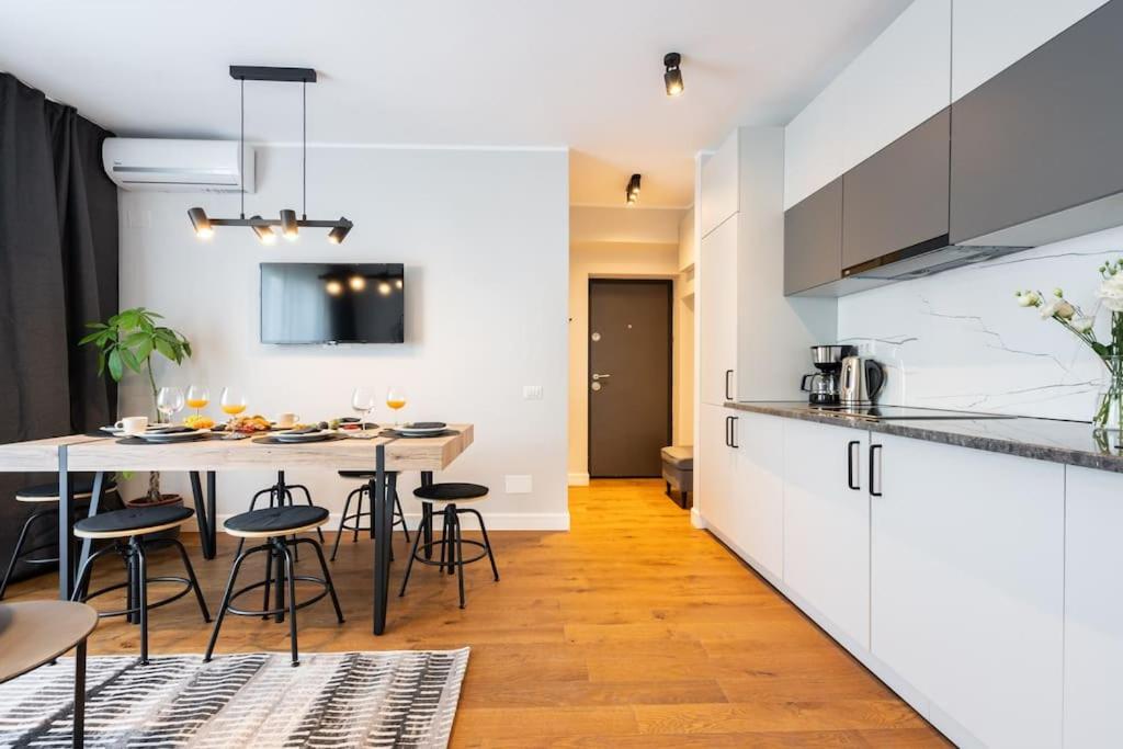 Apartamento Stunning Views 2Br Midtown Flat - Charming Balcony Bucarest Exterior foto