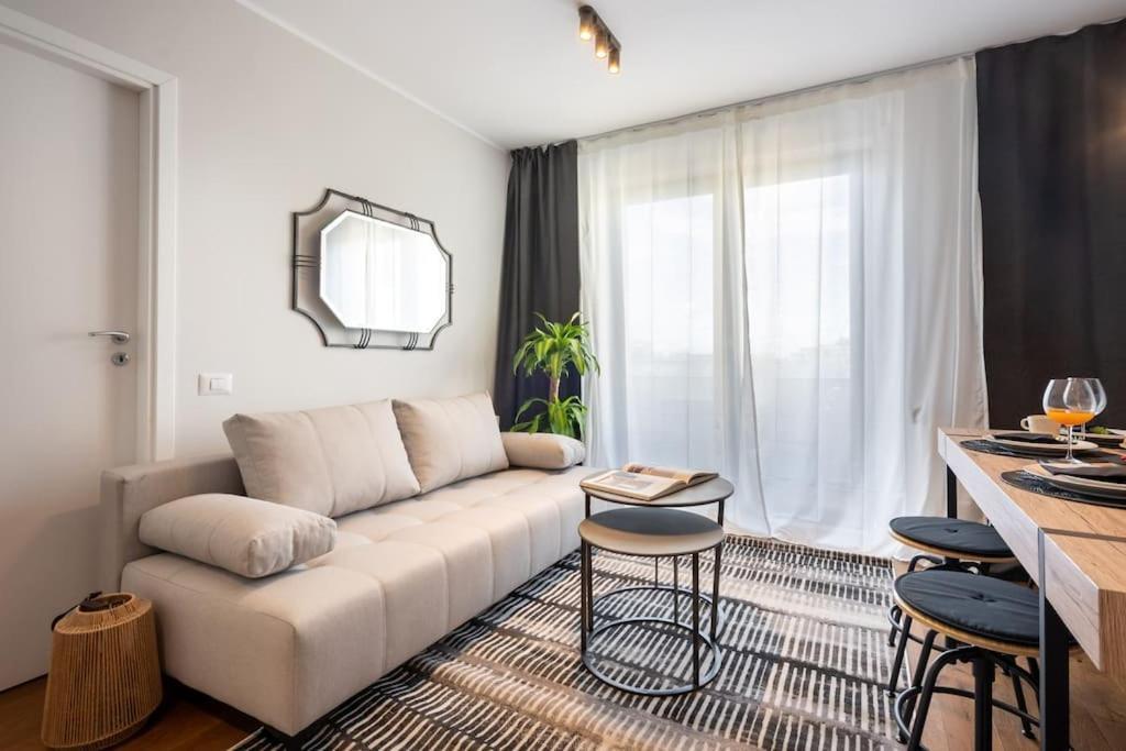 Apartamento Stunning Views 2Br Midtown Flat - Charming Balcony Bucarest Exterior foto