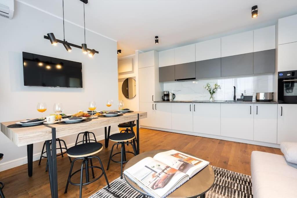 Apartamento Stunning Views 2Br Midtown Flat - Charming Balcony Bucarest Exterior foto