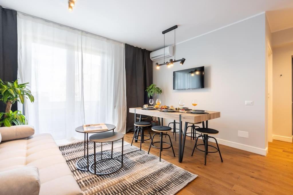 Apartamento Stunning Views 2Br Midtown Flat - Charming Balcony Bucarest Exterior foto