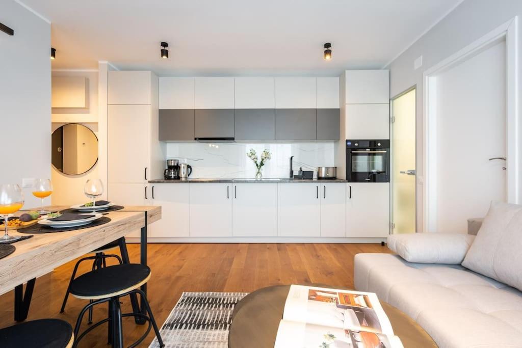 Apartamento Stunning Views 2Br Midtown Flat - Charming Balcony Bucarest Exterior foto